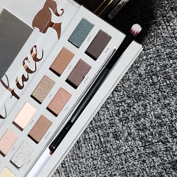 New Doll Face neutral Eye Shadow Palette - Picture 8 of 15